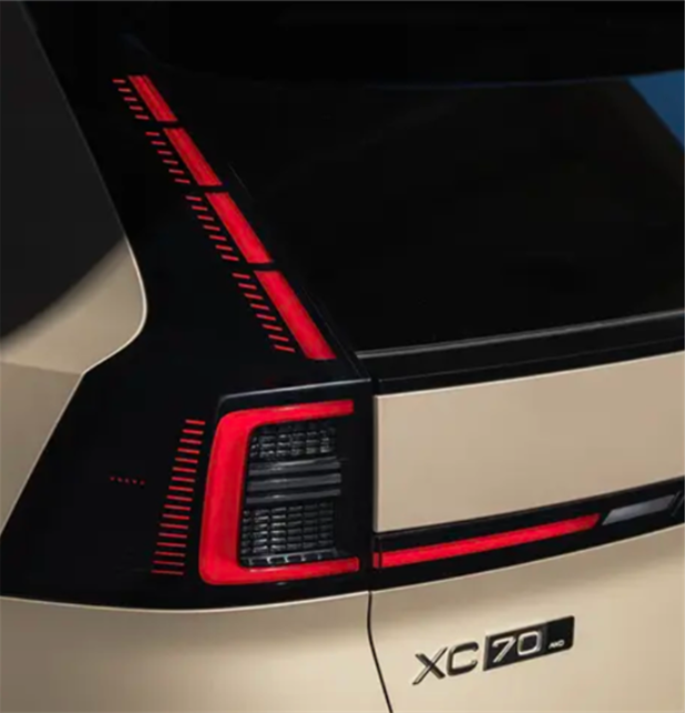 Volvo Unveils XC70 with New Color Options and PHEV System