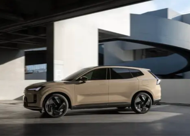 Volvo Unveils XC70 with New Color Options and PHEV System
