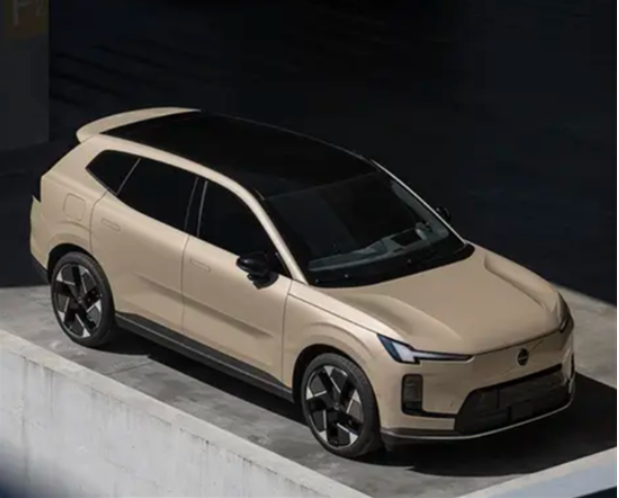 Volvo Unveils XC70 with New Color Options and PHEV System