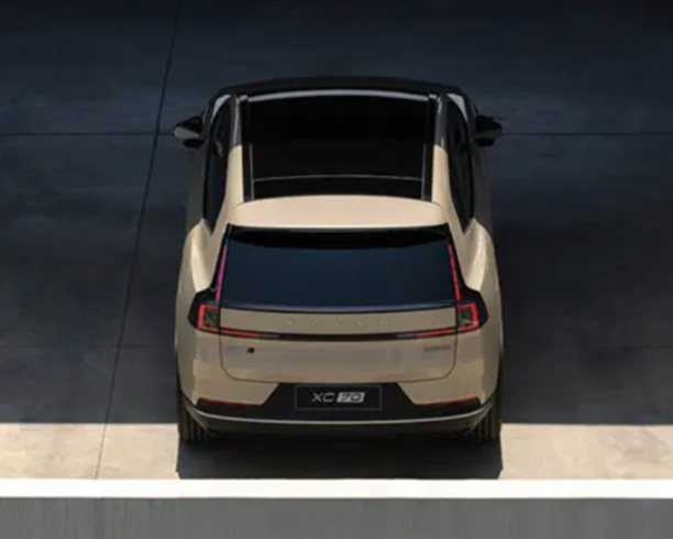 Volvo Unveils XC70 with New Color Options and PHEV System