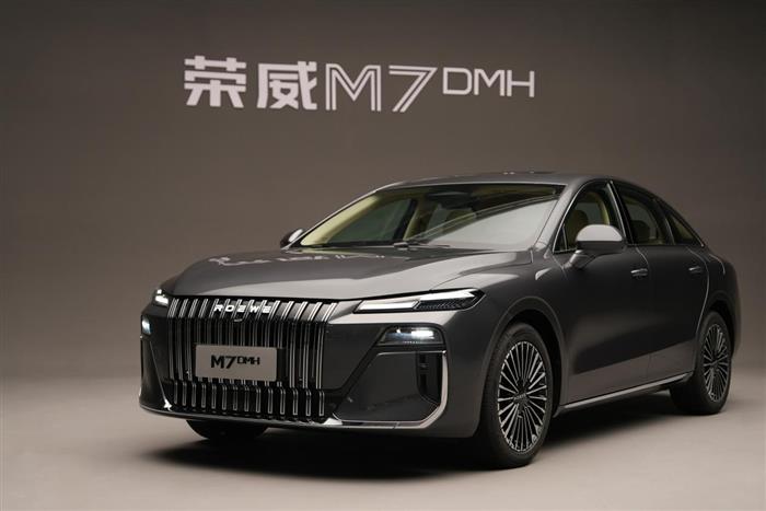 Roewe M7 DMH Debuts as First Mass-Produced Model by Former Rolls-Royce Designer