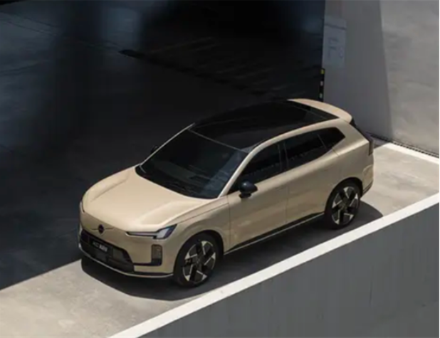 Volvo Unveils XC70 with New Color Options and PHEV System