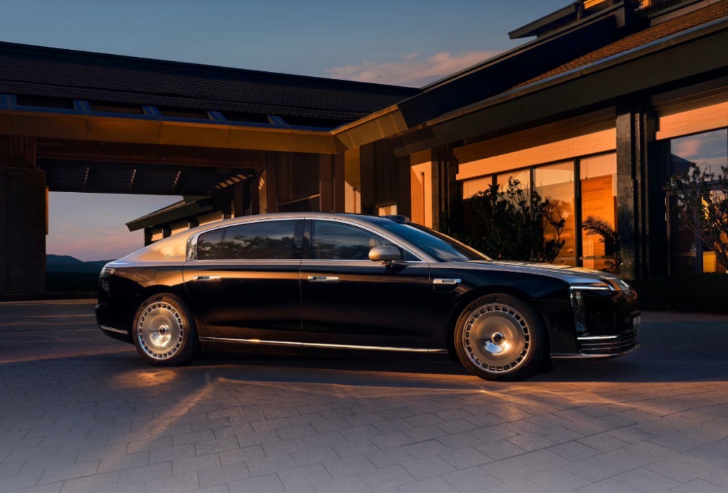 Automotive Glass Transforms into Smart Interactive Interface Amid Industry Changes