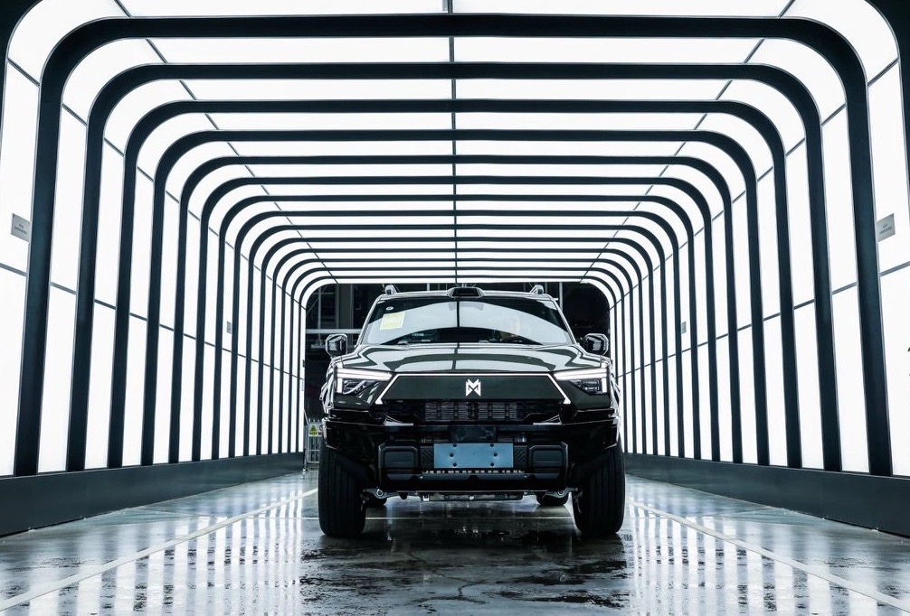 Automotive Glass Transforms into Smart Interactive Interface Amid Industry Changes