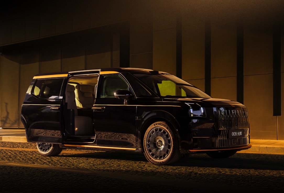 Automotive Glass Transforms into Smart Interactive Interface Amid Industry Changes